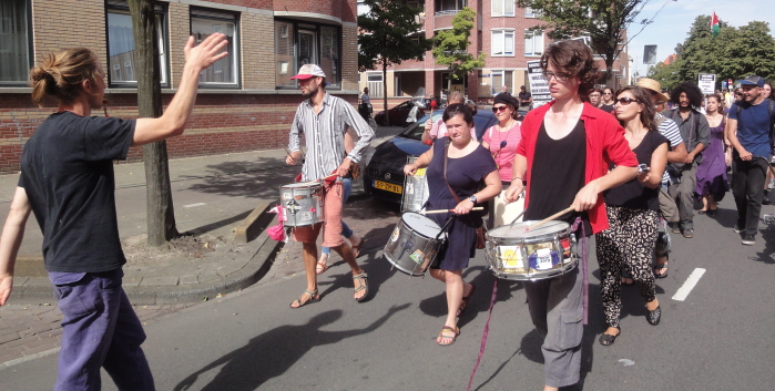 Een samba-band zorgde voor een swingende strijdbare sfeer.