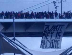 Zicht op het mega-spandoek (vanaf het intocht party-terrein). 