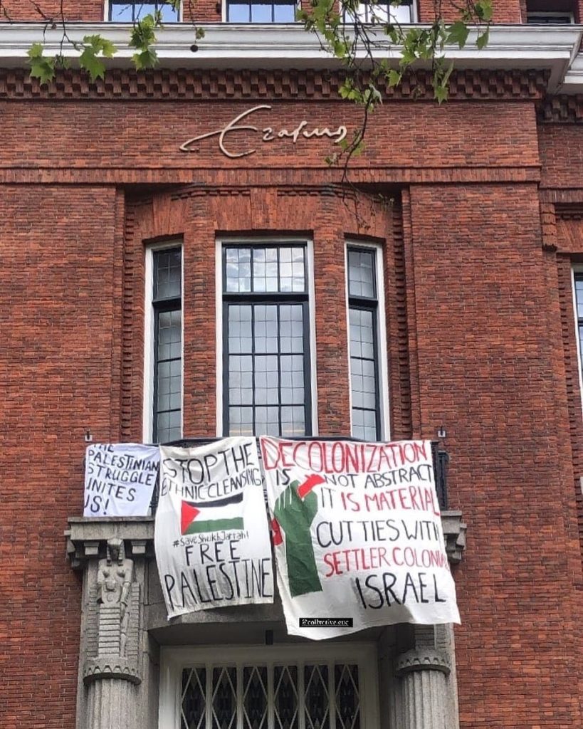 Een gevel van de Erasmus-universiteit met meerdere spandoeken die solidariteit met de Palestijnen betuigen.