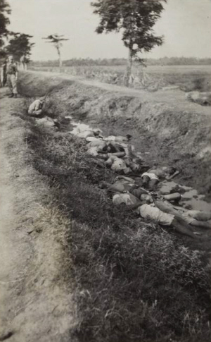 Trots maakten Nederlandse soldaten foto's van de Indonesiërs die ze zojuist massaal geëxecuteerd hadden.