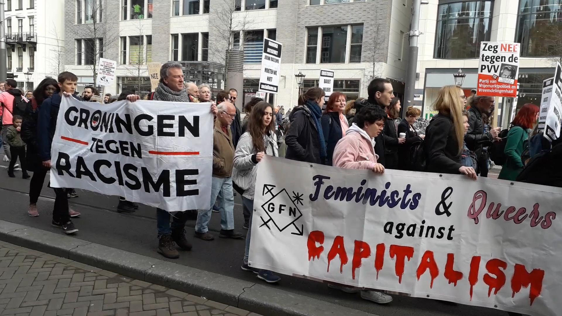 Beelden van de geweldige anti-racisme demonstratie van vandaag in