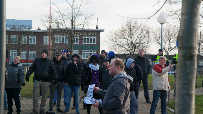 Flyers uitdelen aan de voorbijgangers.