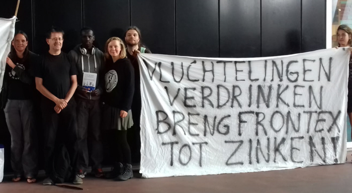 Vluchtelingen verdrinken, breng Frontex tot zinken.