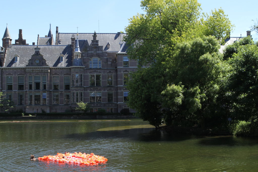 De Hofvijver met daarin de zemvesten met het spandoek.