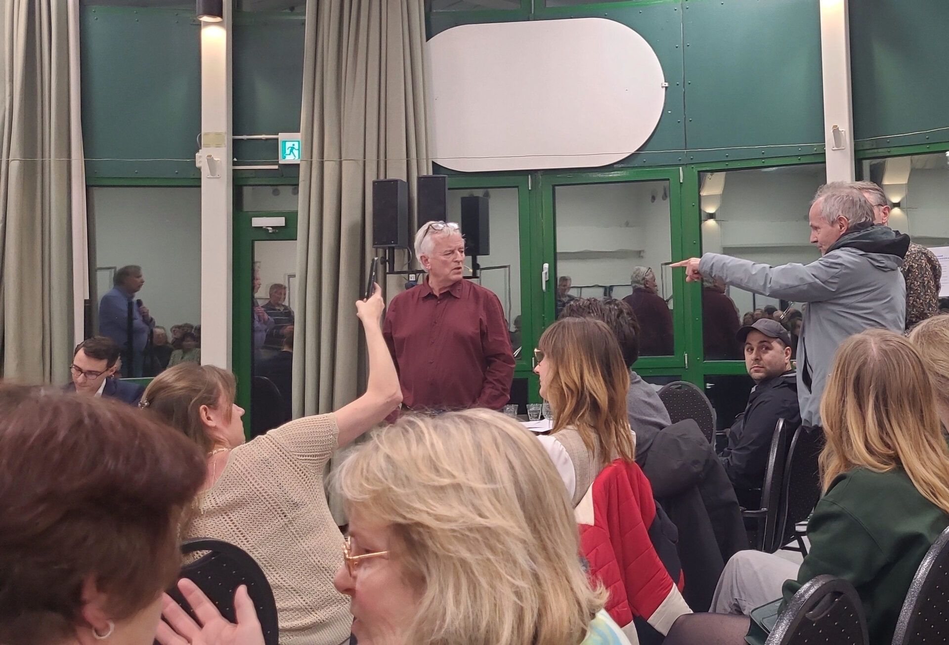 Mislukte strategie: overmacht aan politie bij Leids verkiezingsdebat slaagt er niet in om de aanwezigheid van FvD-fascisten normaal te maken | Doorbraak.eu
