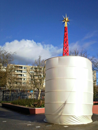 Vooraf aan de onthulling: monument met slurf.