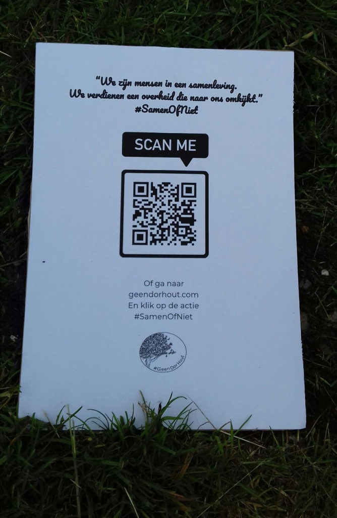 Stuk papier met de tekst "We zijn mensen in een samenleving. We verdienen een overheid die naar ons omkijkt. #SamenOfNiet". Daaronder een 3d barcode en de tekst "Of ga naar geendorhout.com en klik op de actie #SamenOfNiet".