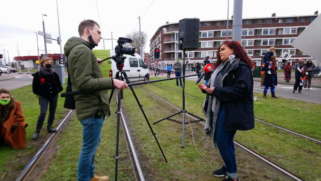 Sandra Salome in gesprek met een journalist van het AD, midden op de afgesloten trambaan.