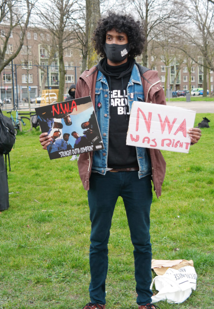 Daryll Landbrug met de elpee "Straight outta Compton" van N.W.A. en een bordje met de tekst "NWA was right". Daryll draagt een zwart mondkapje met de tekst "Black Lives Matter".