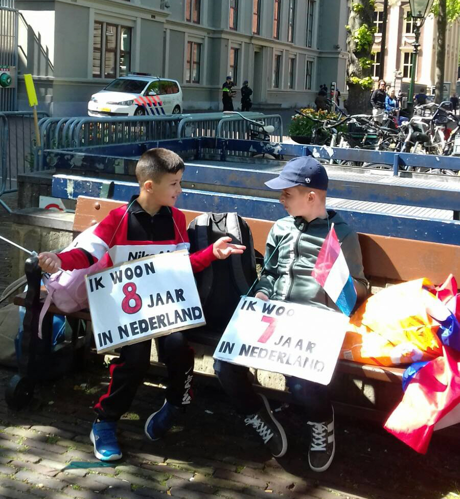 Twee jonge deelnemers rusten uit op een bankje.