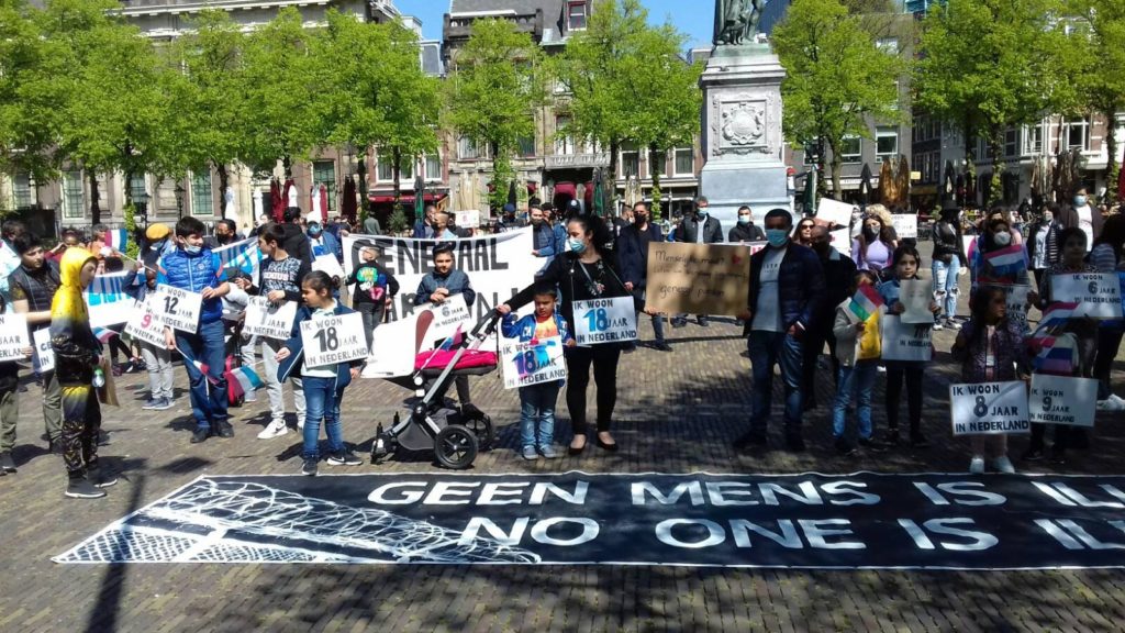 Een deel van de deelnemers (waaronder veel kinderen) in de zon op het plein.