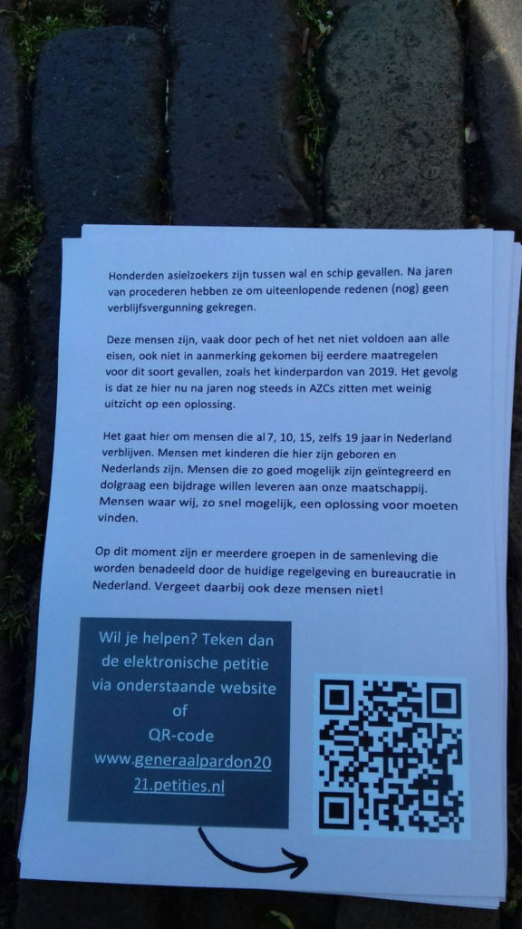 Flyer met oproep om de petitie te tekenen.