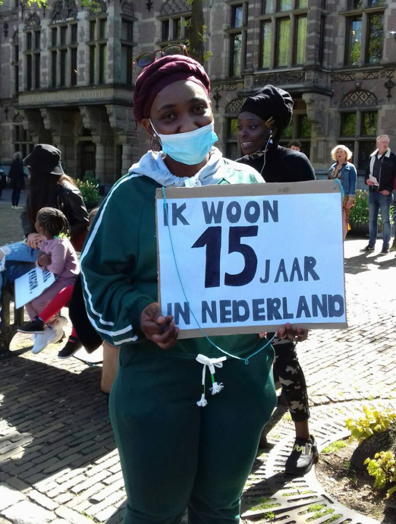 Nog een deelnemer, ook met een bord waar op staat dat diegene 15 jaar in Nederland woont.