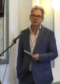 Gijsbert Vonk spreekt in bij de vergadering.