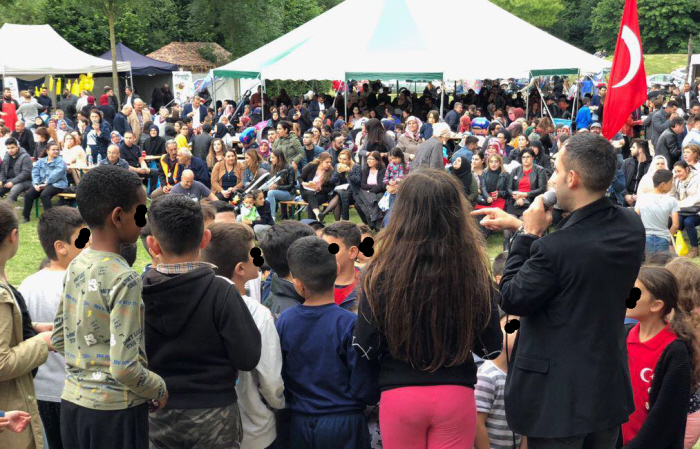 Gökhan Tekin tijdens het festival: bezig kinderen zijn nationalistische praat in te prenten.