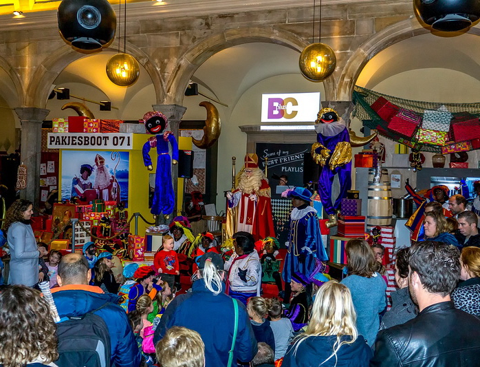 Midden in de zaal twee opgehangen reuzen-golliwogs.