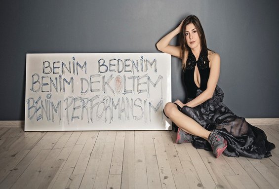 Presentatrice Gözde Kansu protesteert tegen de uitspraken van AKP-er Hüseyin Çelik over haar kleding: "Mijn lichaam, mijn decolleté, mijn performance".