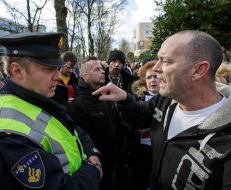 Opgefokte Marcel Groenendijk met een agent.