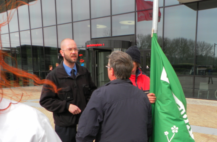 De bewaker tracht actievoerders de les te lezen.