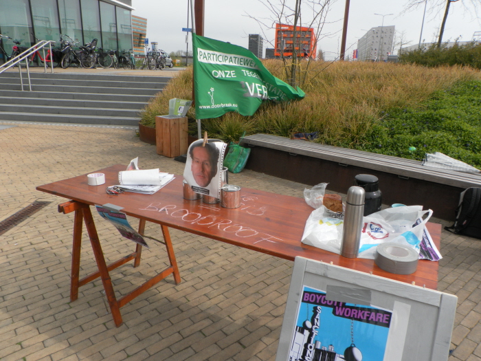 Tafel met onder meer de blikken met Dijsselbloems tronie erop.