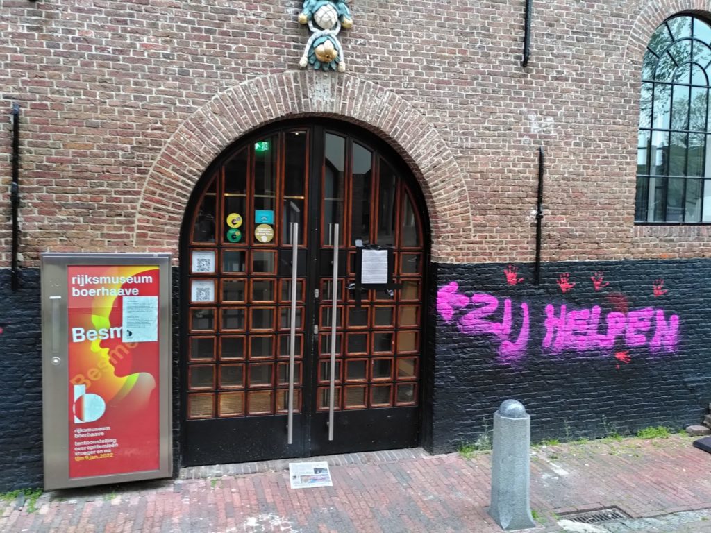 Nogmaals de poort met de tekst ernaast. Het is de toegangspoort van Museum Boerhaave.