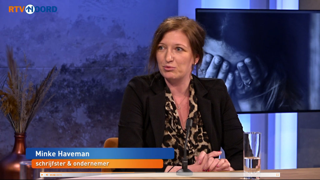 Een screen capture van een TV-programma op RTV Noord. In beeld is Minke Haveman, schrijfster en ondernemer.