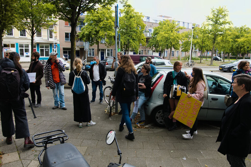 Overzicht van de demonstranten die voor het kantoor van Havensteder staan.