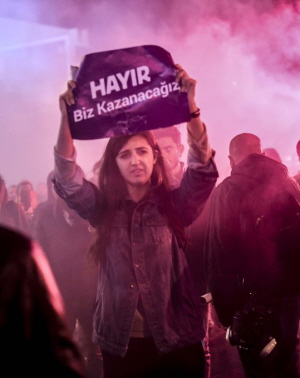 Bij de protesten in Turkije na het referendum. “Hayır” betekent “nee”.