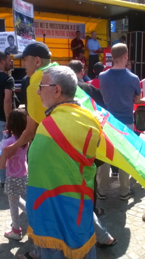 Actievoerder in Amazigh-vlag.