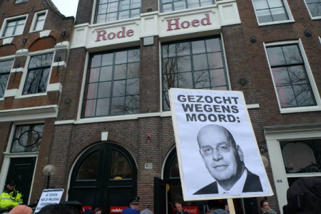 Voor de deur bij de Rode Hoed.