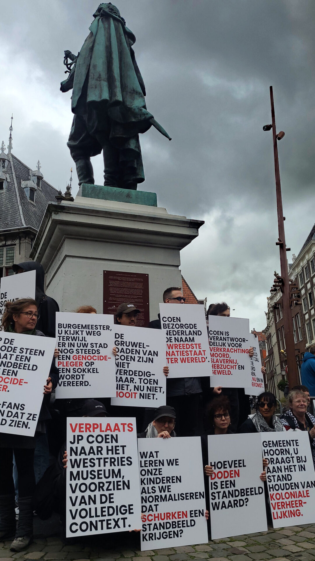 Stilteprotest tegen Coen-verheerlijking blijkt opvallend effectief (beeldverslag) | Doorbraak.eu