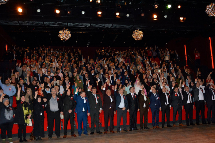 De zaal van de Lindenberg tot de nok toe vol met facisten die de Grijze Wolven-groet brengen.