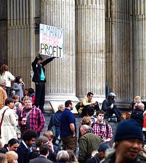 Actiebord "Humanity Before Profit" bij Occupy London (foto: Garry Knight)