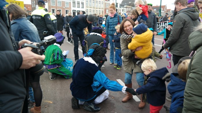 Nazi-Pieten indoctrineren kleuters onder het oog van hun nietsvermoedende ouders.