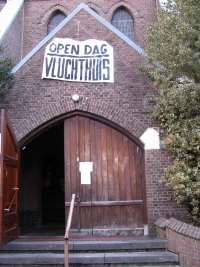 Ingang van het kerkgebouw.