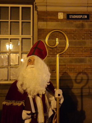 Fotomomentje van Sinterklaas, op het Stadhuisplein na afloop van zijn inspraak.