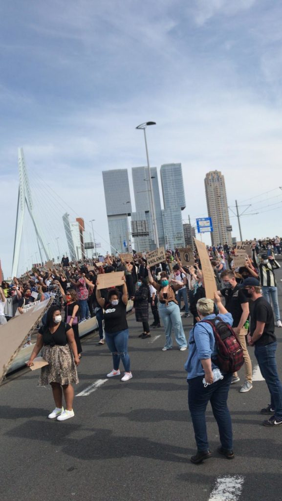 Enorme groep mensen op de Erasmusbrug bij het BLM-protest.