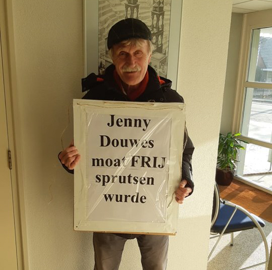 Ook Kerst Huisman, een fan van de pro-blackface #blokkeerfriezen mocht vrijelijk protesteren tussen de ouders en kinderen met een actiebord dat aangeeft dat Jenny Douwes vrijgesproken moet worden.