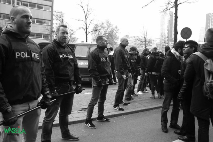 Gewapende geüniformeerde stillen op de Heer Bokelweg.