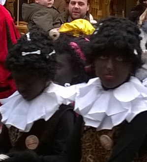 Vandaag gooiden ze er bij de intocht in Leiden nog een racistisch schepje bovenop: kannibalenpieten met mensenbotjes in hun kroespruiken.