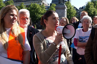 Links Maaike Zorgman van het comité Dwangarbeid Nee, en rechts SP-Kamerlid Sadet Karabulut (van Dwangarbeid Driemaanden)