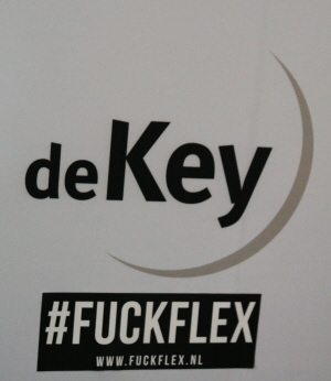 Sticker achtergelaten in de hal van De Key.