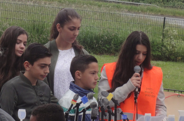 De kinderen geven zelf een persconferentie.