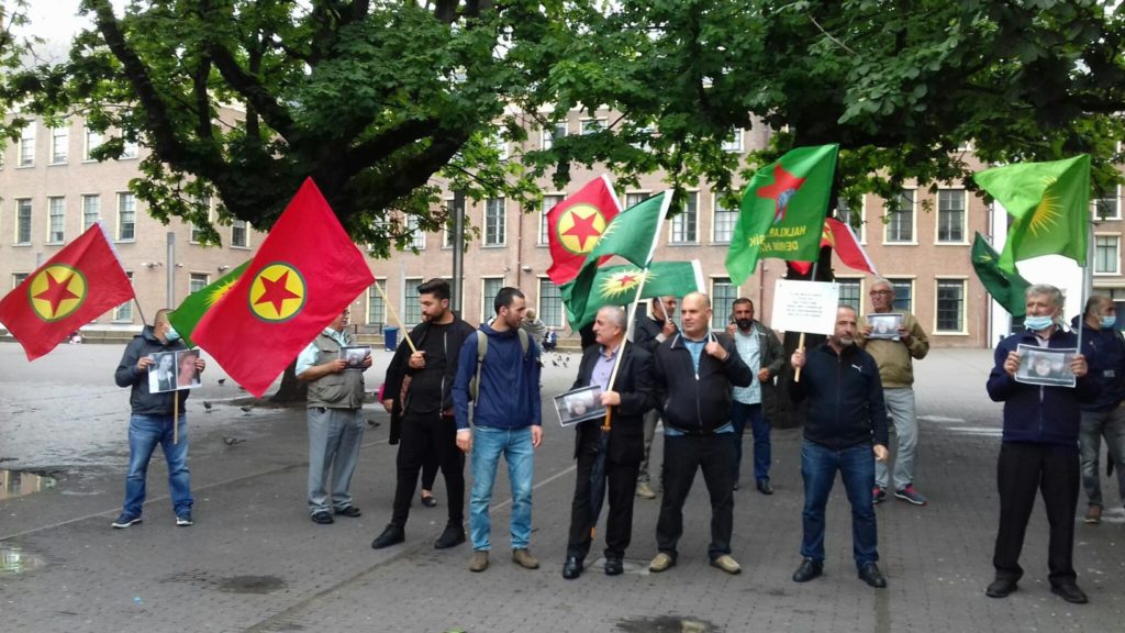 Nog een overzicht van de demonstranten met hun vlaggen en foto's van slachtoffers.