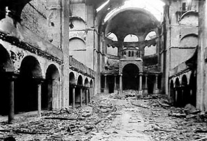 Uitgebrande synagoge na de Kristallnacht.