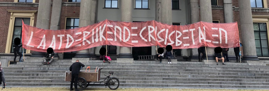 De demonstranten in Leeuwarden zijn overgegaan tot het zelf vasthouden van het spandoek.