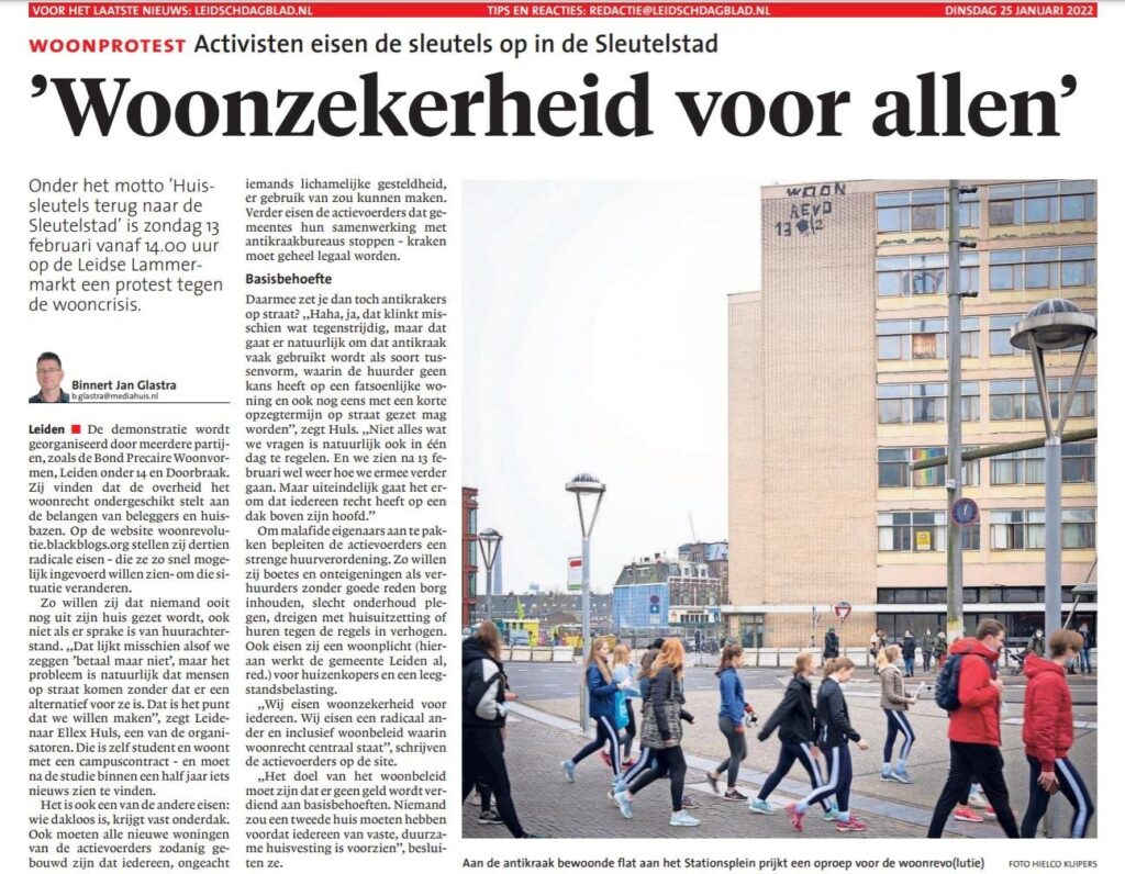 Een artikel in het Leidsch Dagblad. De kop is Woonzekerheid voor Allen. Er zit een foto bij van het flatgebouw bij het centraal station dat is beklad met de tekst Woonrevo.