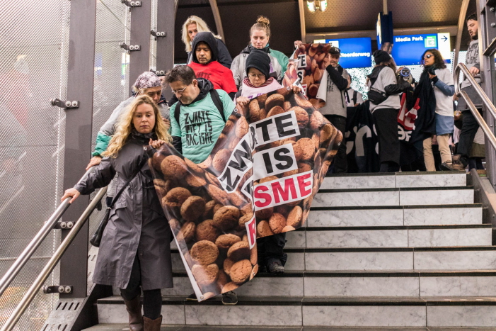 Actievoerders verlaten allemaal samen het station.