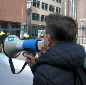 Niet gewenst, toch gedaan: leuzen roepen tijdens de demonstratie door onze megafoon.
