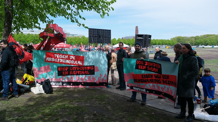 De spandoeken ontrold op ons plekje buiten het terrein